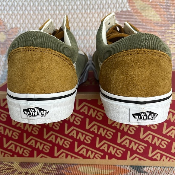 Vans Men’s Old Skool
Mini Cord Green/Brown
VN000ZNIT20A
Sneakers - Picture 14 of 16